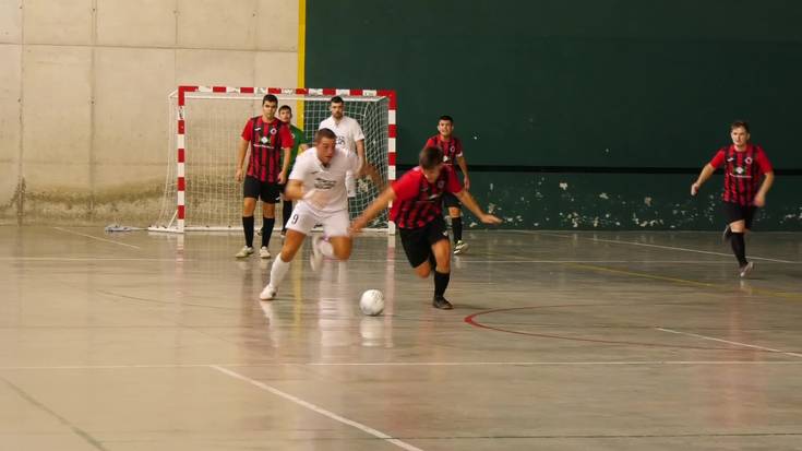 Ataungo areto futboleko talde berriak lehen partida jokatu du