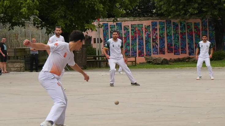 Bote luzea, Euskal pilotaren modalitate zaharrena, jokatu zuten Segurako plazan