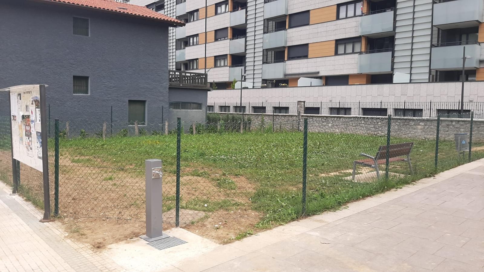 Bi iturri publiko berri jarri dituzte Iturgaitzaga-Iturrialdea auzoan