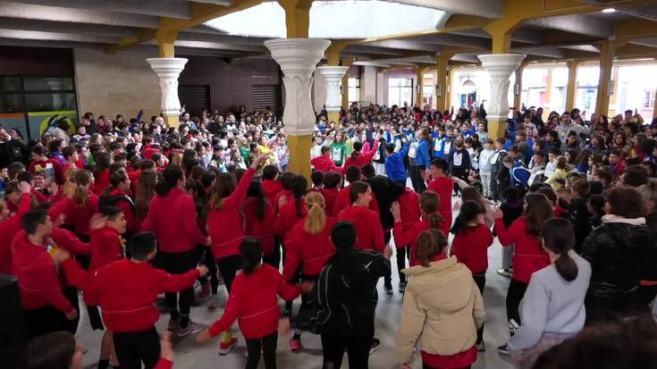 “Euskara gara!” lelopean plaza azpian egin dute Korrika Txikia herriko ikastetxeetako ikasleek