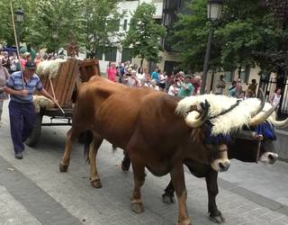 San Migel santutegiko ate berriari harrera egin zioten lazkaotarrek