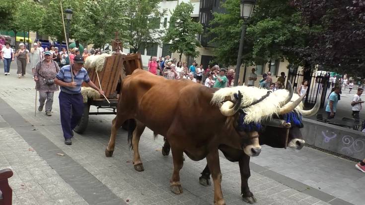 San Migel santutegiko ate berriari harrera egin zioten lazkaotarrek