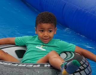 Herriko txikienak ederki ibili ziren puzgarri eta ur jolasetan