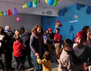 Elkarrekin dantzatzen duen auzoa