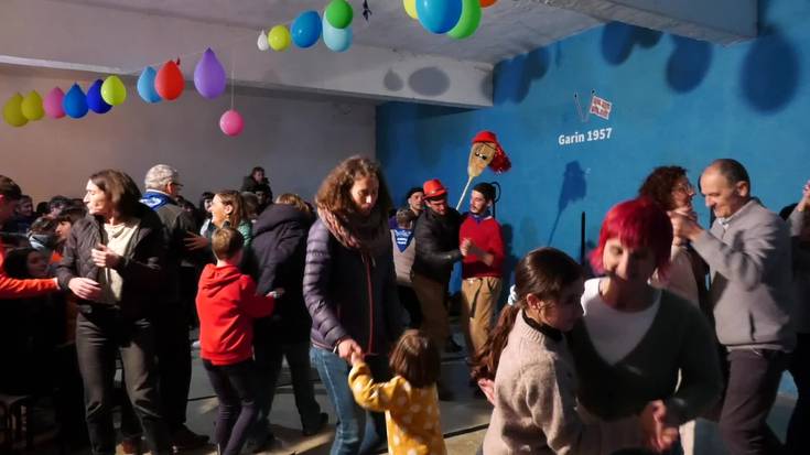 Elkarrekin dantzatzen duen auzoa