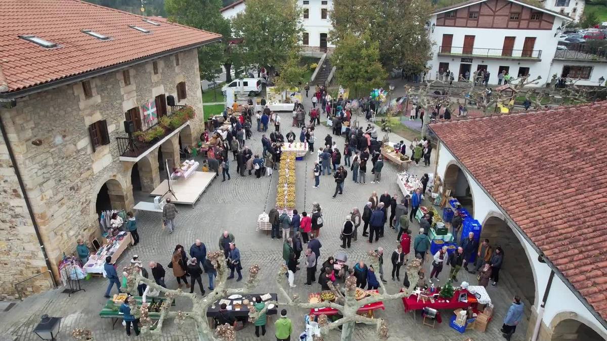 Errezil sagarrari eskainitako goiz borobila pasa zuten Gabirian