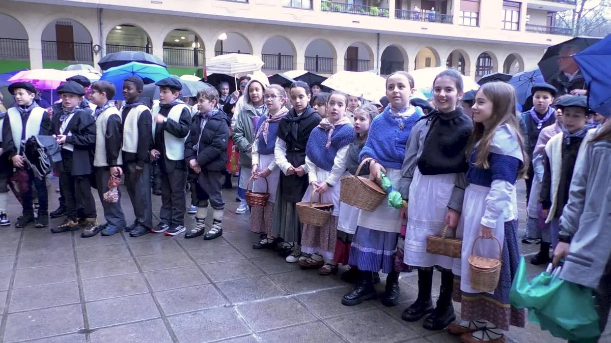 Haurren ahotsak herriko kaleak Gabonetako doinuez jantzi dituzte