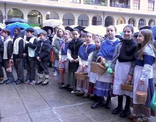 Haurren ahotsak herriko kaleak Gabonetako doinuez jantzi dituzte