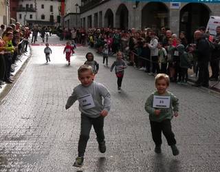 Gaztetxoek ere hartu zuten parte Ataungo 3 Auzoetako Korrikaldian