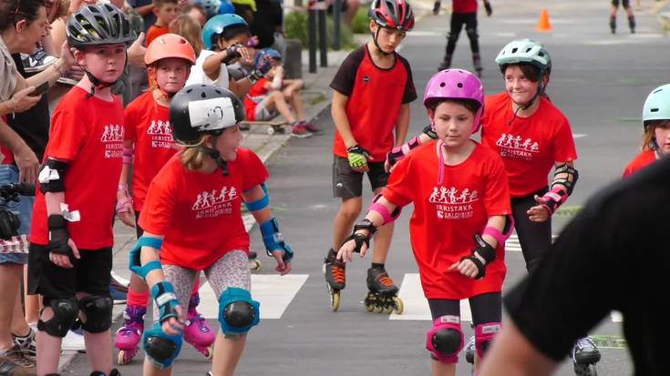 Irristaka patinaje taldeak haur eta gaztetxoentzako bigarren Patin Topaketa antolatu zuen