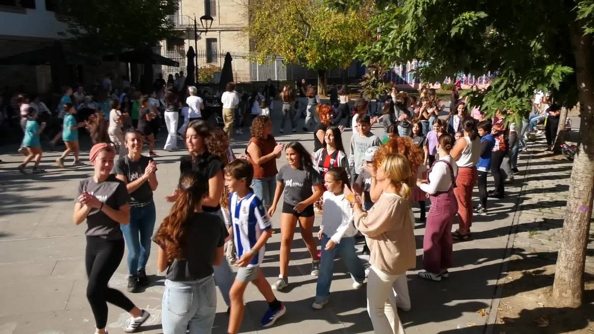 Belaunaldien arteko polka erraldoiak jantzi zuen Dantza Asteburua