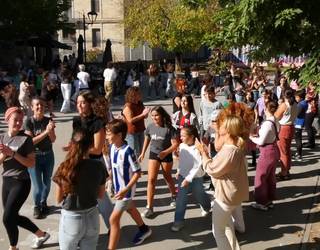 Belaunaldien arteko polka erraldoiak jantzi zuen Dantza Asteburua