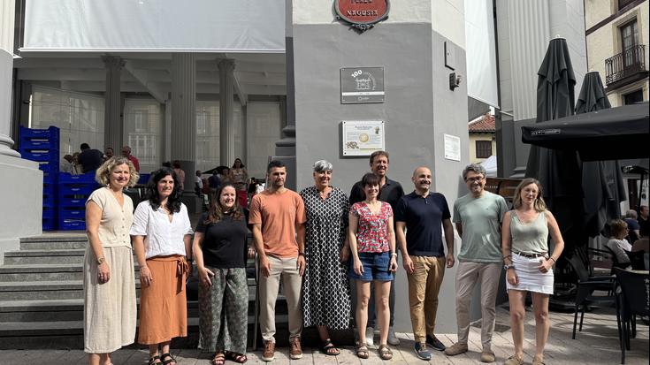 Plaka ipini dute Plaza estaliaren 100. urtebetetzean