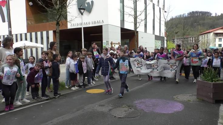 Zaldibiko haurrek herriari itzulia eman diote euskararen alde