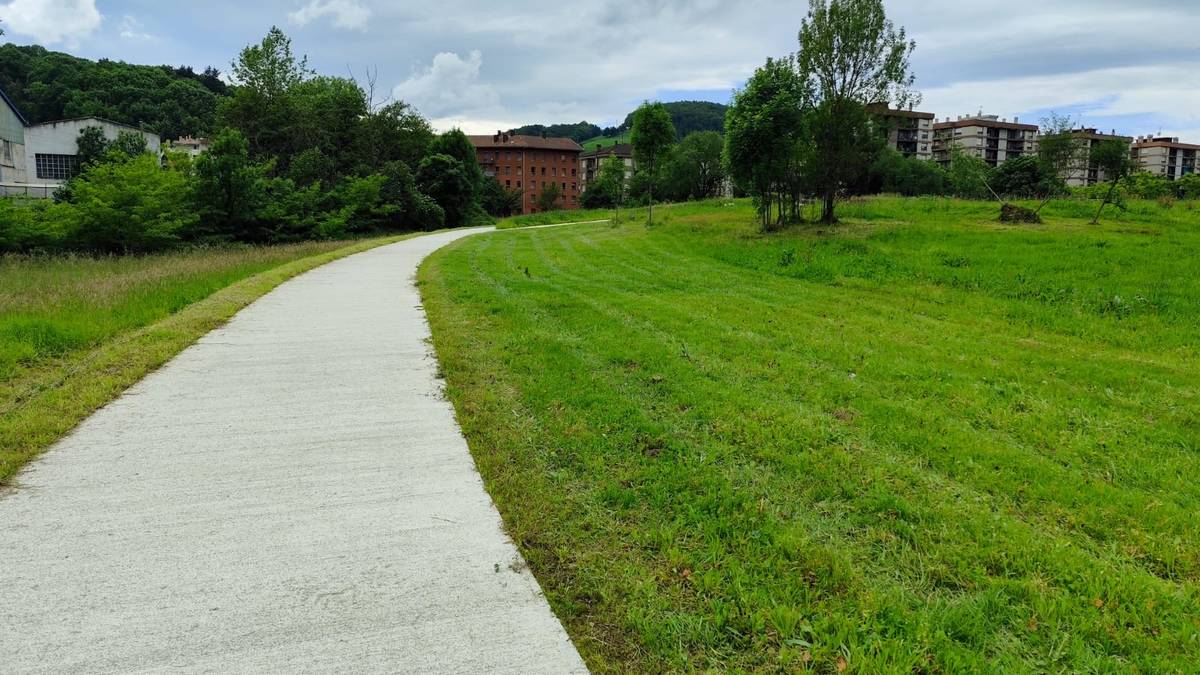 Lazkaoko meandroaren inguruko oinezkoentzako bidearen lanak amaitu dira