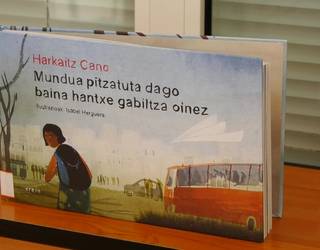 Harkaitz Canoren ‘Mundua pitzatuta dago baina hantxe gabiltza oinez’ liburuaren antzezlana, igandean Usurbe Antzokian