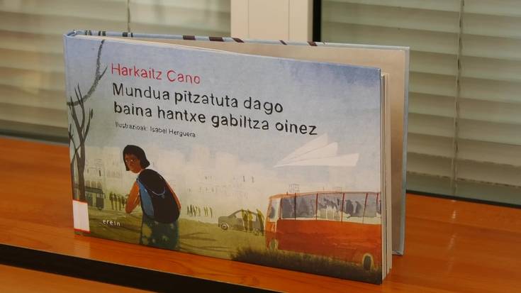Harkaitz Canoren ‘Mundua pitzatuta dago baina hantxe gabiltza oinez’ liburuaren antzezlana, igandean Usurbe Antzokian