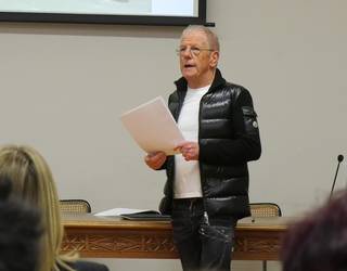 Ehun urteko bizipenak bildu ditu Juantxo Unanua Artolainek 'Astearteko azokak mendea bete du' liburuan