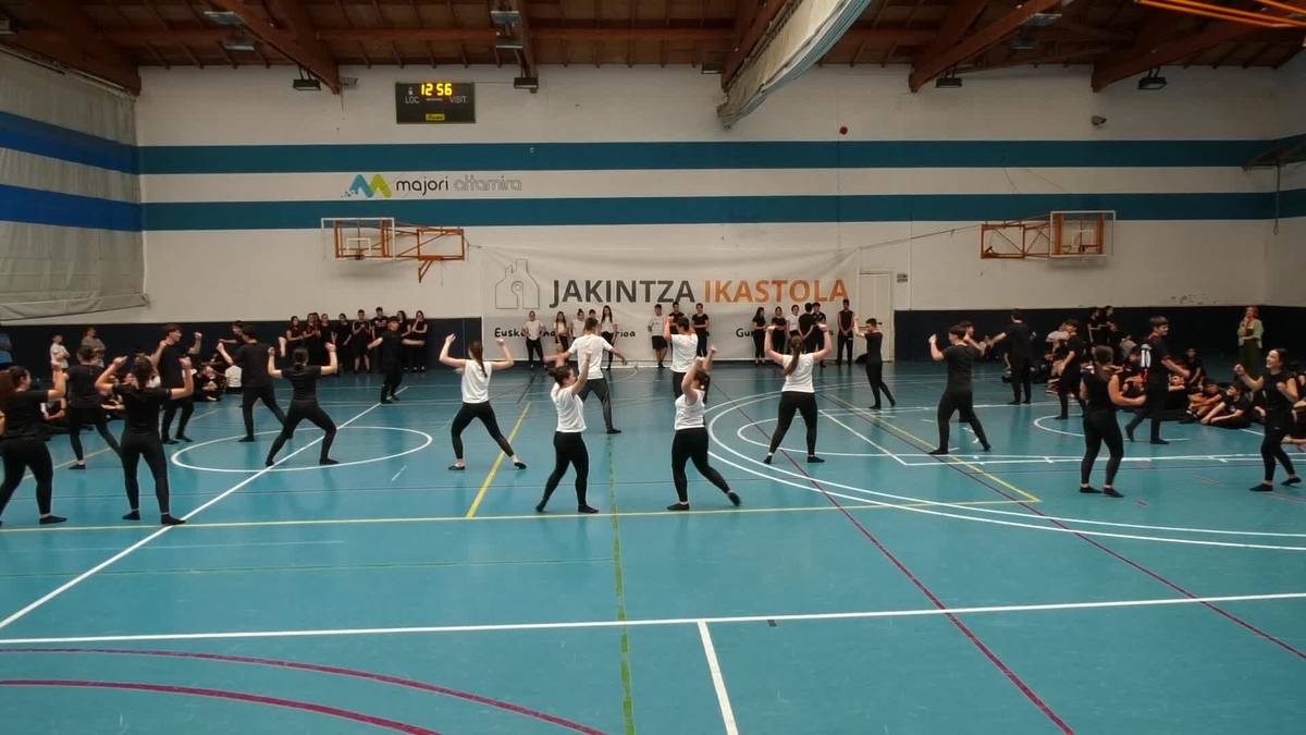 Jakintza Ikastolako dantza emanaldia
