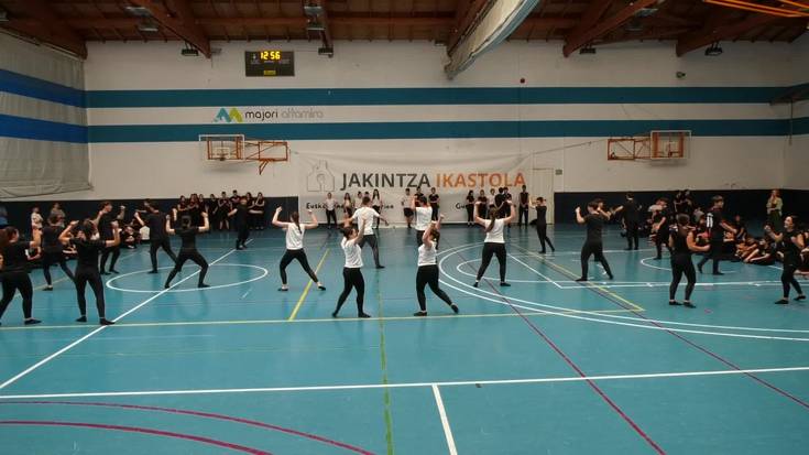 Jakintza Ikastolako dantza emanaldia