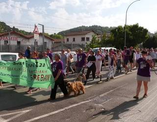 Kaleratzeen eta murrizketen aurkako manifestazioa egin zuten San Jose Egoitzako langileek
