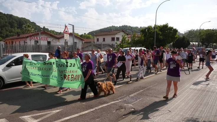 Kaleratzeen eta murrizketen aurkako manifestazioa egin zuten San Jose Egoitzako langileek