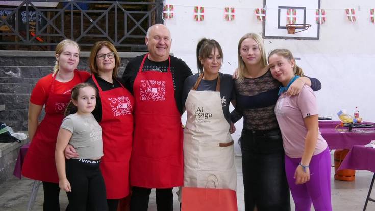Itxura ederreko tortillak prestatu eta dastatu zituzten Altzagako festetako lehen egunean