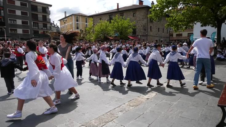 Herriko plaza dantzari txikienen agertoki