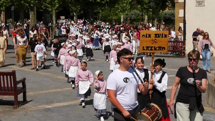 Dantzari Txiki egunean 8 dantza talde aritu ziren goiza girotzen