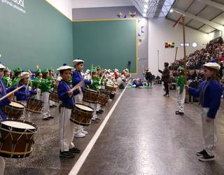 Idiazabalgo haurren danborrada, festetako lehen asteburuan