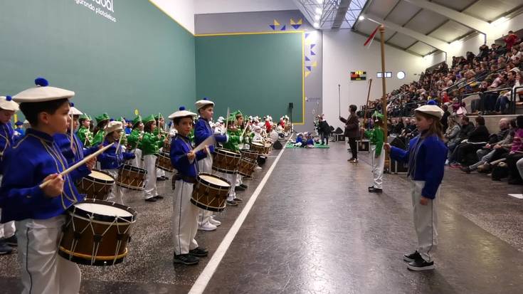 Idiazabalgo haurren danborrada, festetako lehen asteburuan