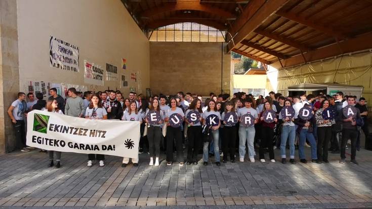 Lazkaoko gazteek festa giroa jarri diote herriari