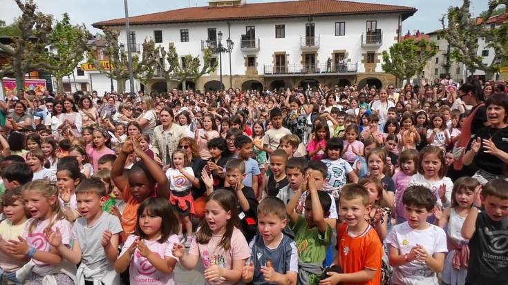 'Ibilian ibilian buelta', Kilometroak 26ko abestia aurkeztu dute