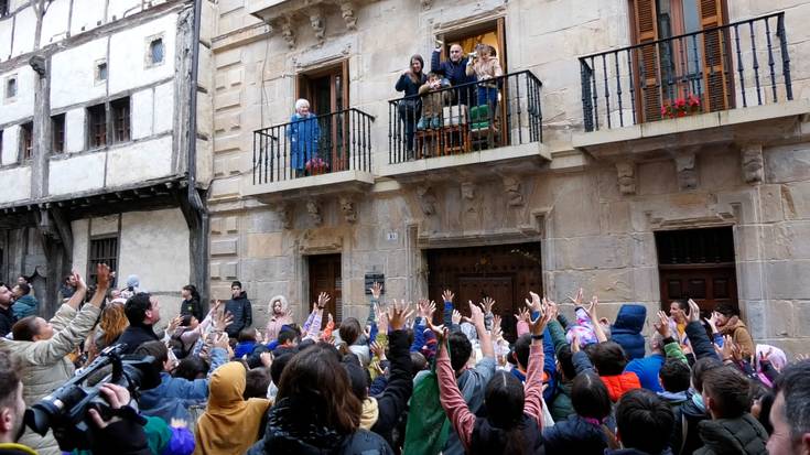 Unai Sanchez San Nikolas Txikiak gidatuta, kalez kale ibili ziren gozoki eske