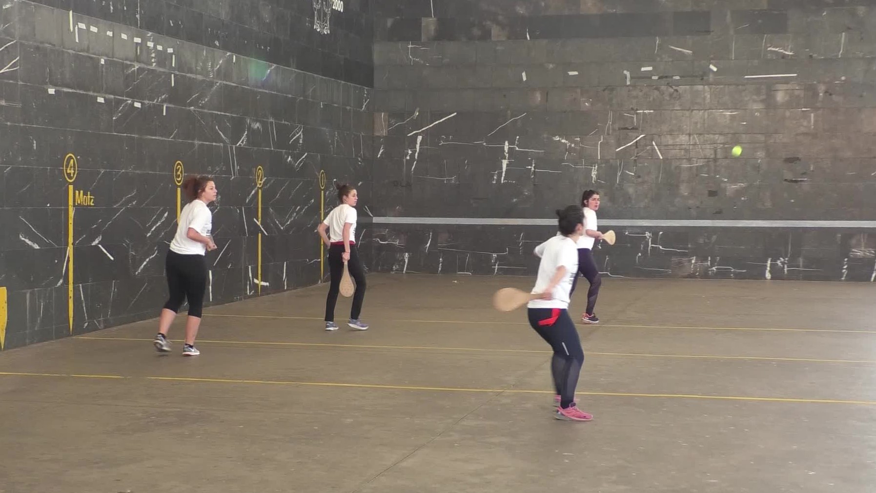 Eskuz binakako pilota eta emakumezkoen pala txapelketetako final laurdenak