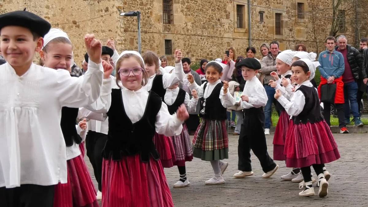 Martxoko Dantzari Txiki emanaldia