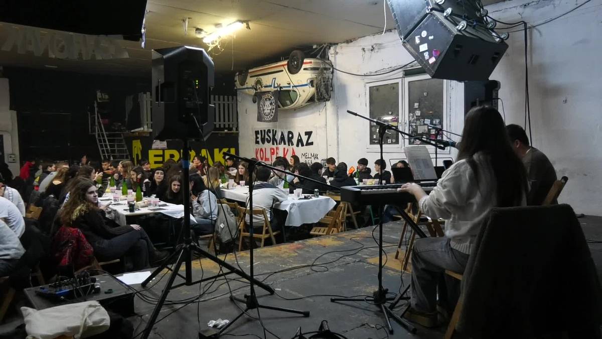 Euskaraz Kolpeka, euskarari eskaini zioten ostiral gaua Melmak Gaztetxean