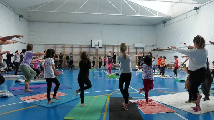 Yoga familian egin zuten “Bizi auzoak” egitasmoaren 2. hitzorduan