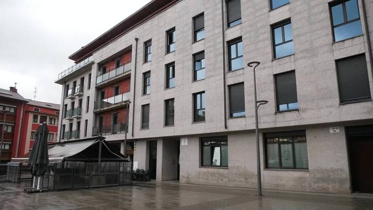 Hainbat etxebizitza urik gabe daude oraindik, suteak eragindako kalteak direla eta