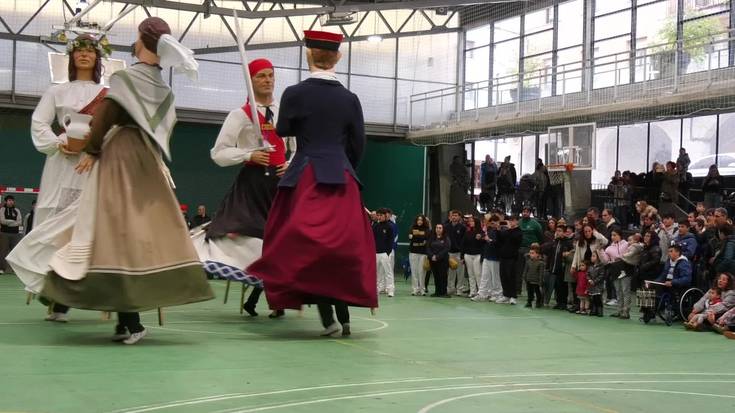 Jone eta Mattin erraldoiak, kalejiratik herritarren etxera