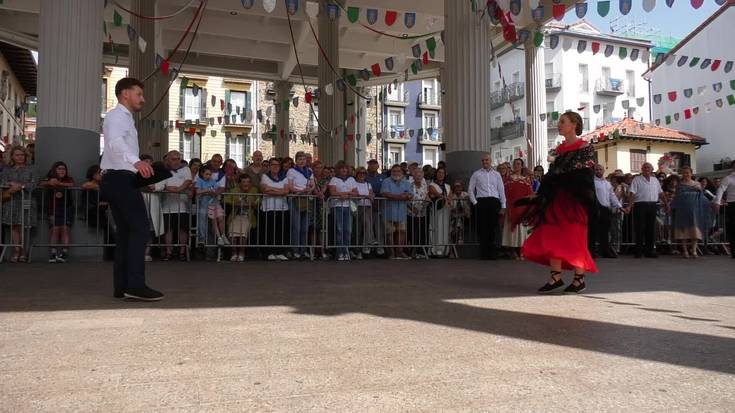10 bikotek eman diote jarraipena Santanazaleen esku-dantzaren soka luzeari