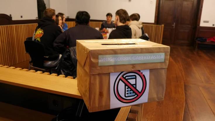 Uste baino gutxiago kostatu zaie astebetez mugikorrik gabe egotea erronkan parte hartu duten gazteei