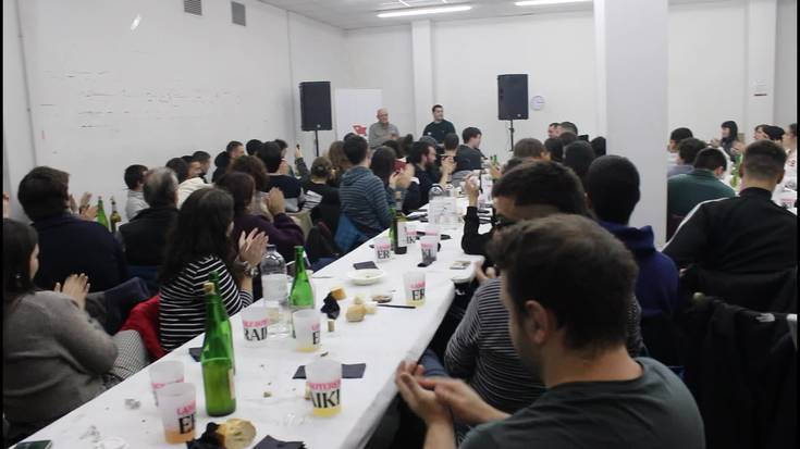 Goierriko Zentro sozialistaren urteurrena ospatzeko euskararen inguruko mahai-ingurua eta bertso afaria egin zuten