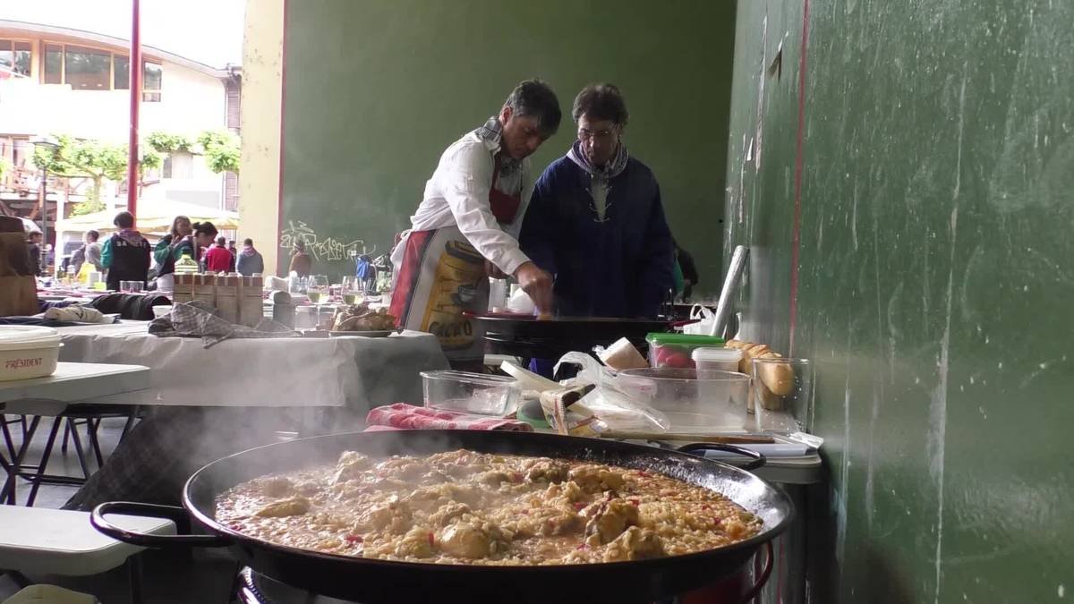 Paella goxoena nork egingo lehiatzen aritu ziren kuadrilla legorretarrak 42. aldiz