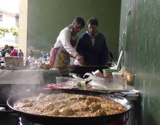 Paella goxoena nork egingo lehiatzen aritu ziren kuadrilla legorretarrak 42. aldiz