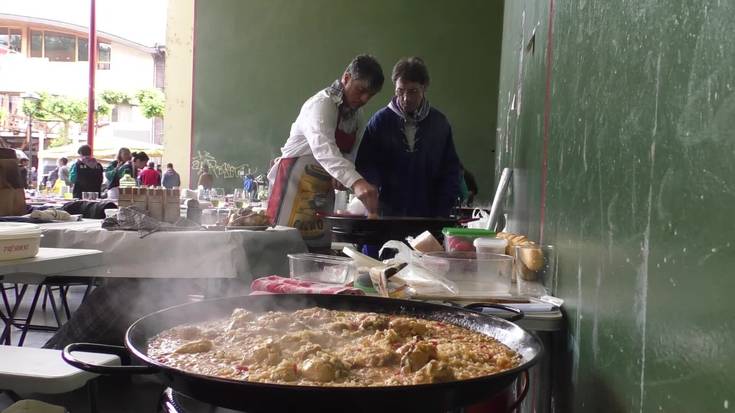 Paella goxoena nork egingo lehiatzen aritu ziren kuadrilla legorretarrak 42. aldiz