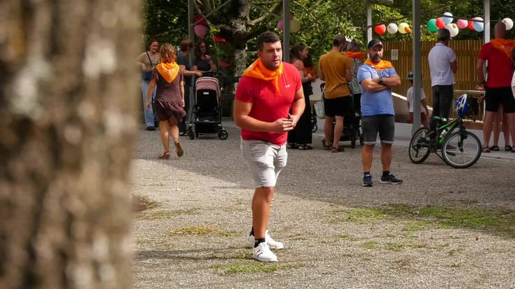 Zegamako txarape auzoko festek haur eta helduak bildu zituzten goizeko jolasetan