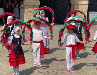 Goruntz dantza taldearen emanaldia