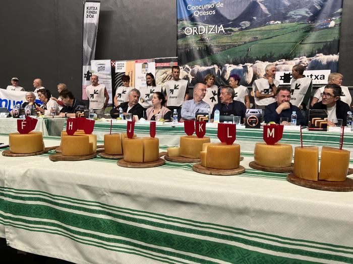 Finalera igaro diren 14 gaztak dastatzen hasi dira