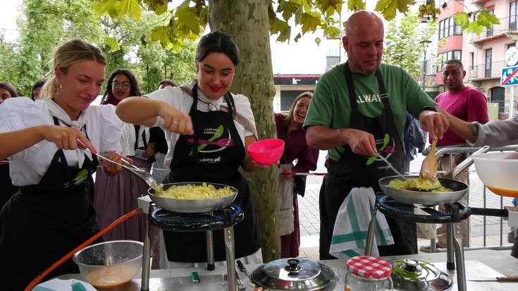 Tortillak prestatzeko astia ere izan zuten San Migeletan